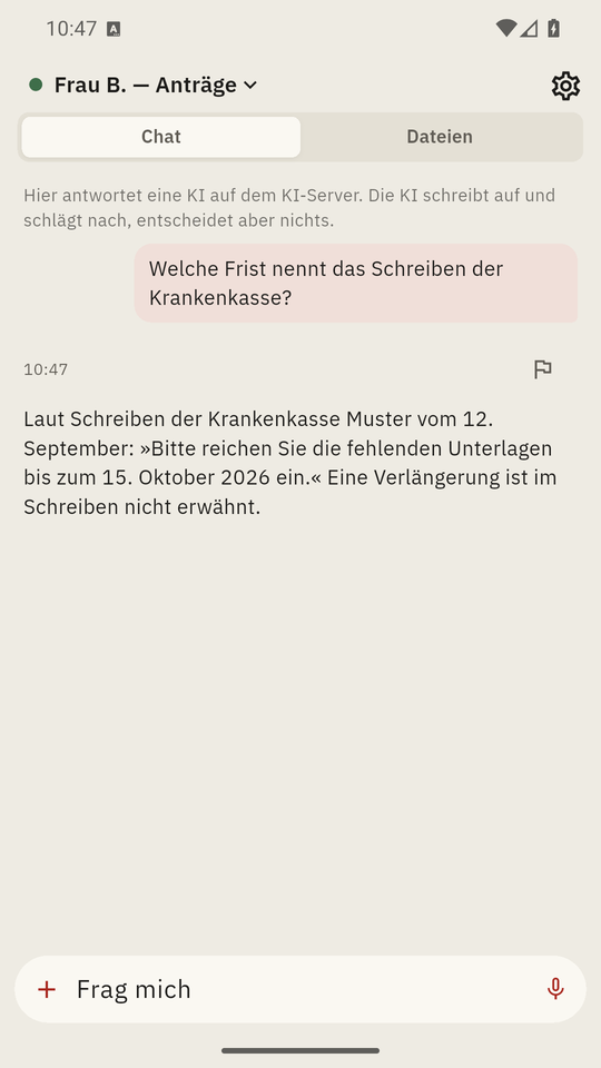 Die App auf einem Android-Telefon: im Thema »Frau B. — Anträge« die Frage nach einer Frist und die Antwort mit dem Zitat aus dem Schreiben der Krankenkasse Muster. Erfundene Daten.