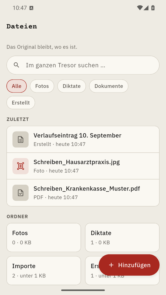Die Dateien im Tresor der App: Suche, Filter für Fotos, Diktate, Dokumente und Erstelltes, zuletzt ein Verlaufseintrag, ein Foto und ein PDF. Erfundene Daten.