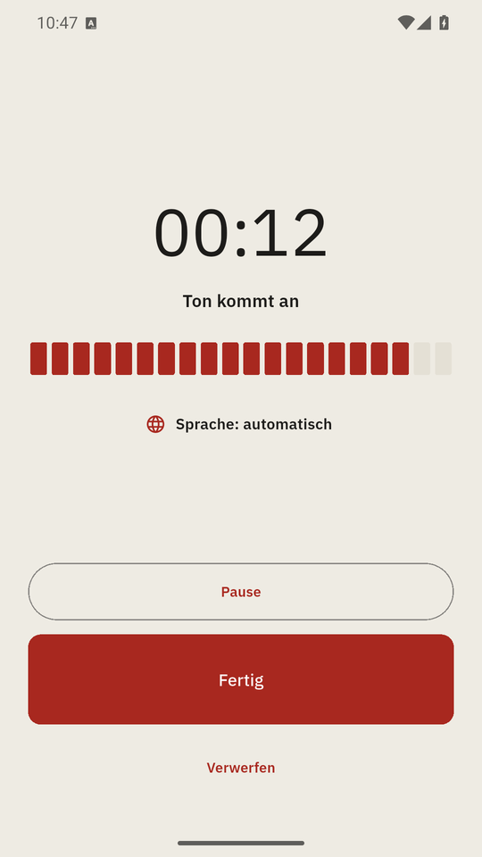 Die App auf einem Android-Telefon während eines Diktats: Zeit 00:12, »Ton kommt an«, Sprache automatisch, Knöpfe Pause und Fertig.