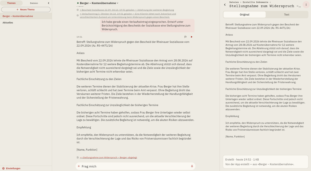 Die App am PC: links das Thema »Berger – Kostenübernahme«, in der Mitte der Chat mit dem Entwurf, rechts die Stellungnahme als Dokument. Erfundene Daten.